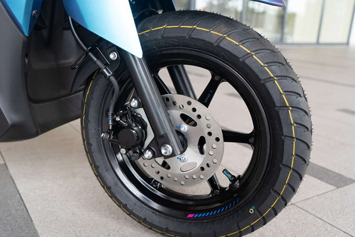 Điểm mới nổi bật nhất trên Ego Gear Pro Hybrid là tính năng Power Assist, tự động bổ sung lực kéo khi xe tăng tốc từ trạng thái đứng yên, đặc biệt hữu ích khi chở thêm người hoặc khởi hành trên dốc. Tính năng hỗ trợ này hoạt động tới tốc độ tối đa 30 km/h. Khi kết hợp cùng Smart Motor Generator (SMG) giúp người lái sẽ có trải nghiệm vận hành êm ái hơn.