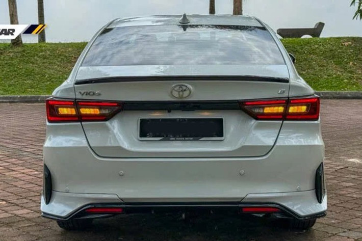 Toyota Vios đang phân phối tại Việt Nam thuộc thế hệ thứ 3, ra mắt từ năm 2014. Đến nay, xe đã có 3 lần nâng cấp giữa vòng đời, lần lượt vào năm 2018, 2021 và 2023. Ở lần nâng cấp giữa vòng đời mới nhất, xe đã được cải tiến nhẹ về thiết kế và trang bị.
