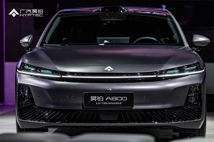 GAC Hyptec A800 có kích thước 5130/ 1966/1500mm (dài/rộng/cao), chiều dài cơ sở 3020mm, được định vị là một chiếc sedan cỡ trung đến lớn.