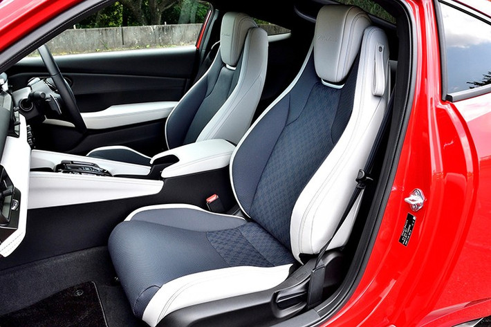 Prelude 2026 sử dụng hệ truyền động e:HEV thế hệ mới, gồm động cơ 2.0L kết hợp hai mô-tơ điện, cho công suất tổng hợp 183 mã lực và mô-men xoắn 315 Nm.