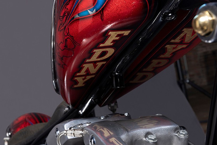 Chiếc xe được đặt trên bánh xe dạng lưới, với bánh trước được đỡ bằng phuộc dạng dầm. Một chắn bùn được đập vào bánh sau, và kỹ thuật tương tự cũng được sử dụng để chế tạo bình xăng đặt trên đỉnh khung.