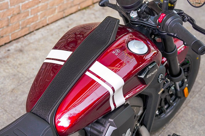 Xe có tay lái đặc trưng của dòng Cruiser, đặt cao tích hợp các nút điều khiển chức năng dễ sử dụng. Bình nhiên liệu của Benda Dark Flag 500 Commander V4 có dung tích chứa lên đến 16 lít đủ cho người dùng cho những chuyến đi xa, nhưng được tạo dáng bằng những đường cong mềm mại.