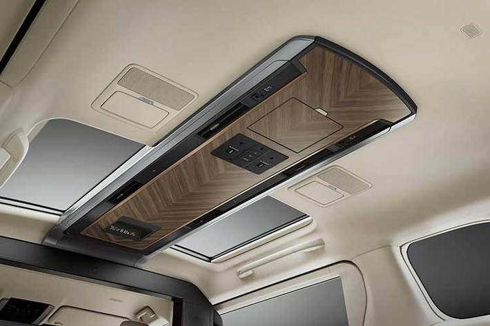 Về vận hành, LM 500h vẫn sử dụng động cơ tăng áp 2.4L kết hợp hai mô-tơ điện, cho tổng công suất 366 mã lực. Hệ thống hybrid tự sạc truyền động qua hộp số tự động 6 cấp, đi kèm hệ dẫn động AWD tiêu chuẩn.