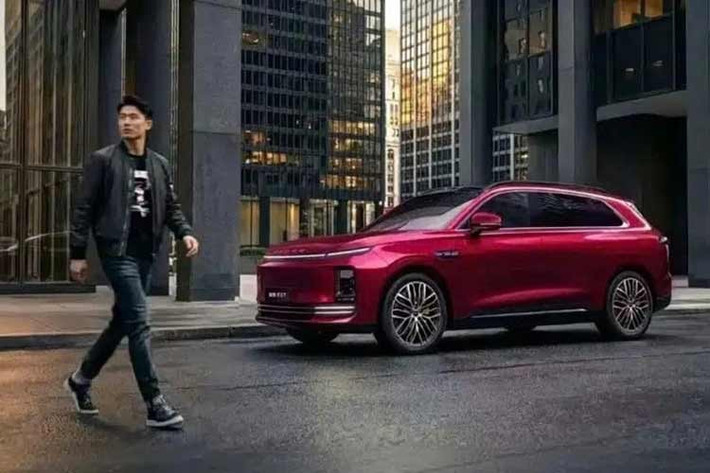 Dù hồ sơ đăng kiểm chủ yếu tập trung vào thông số kỹ thuật, các hình ảnh rò rỉ trước đó đã cho thấy EX7 sở hữu một khoang cabin đậm chất công nghệ. Điểm nhấn là màn hình cỡ lớn kéo dài từ khu vực trung tâm sang bên ghế phụ, cùng bảng đồng hồ kỹ thuật số dạng nổi và cửa sổ trời toàn cảnh.