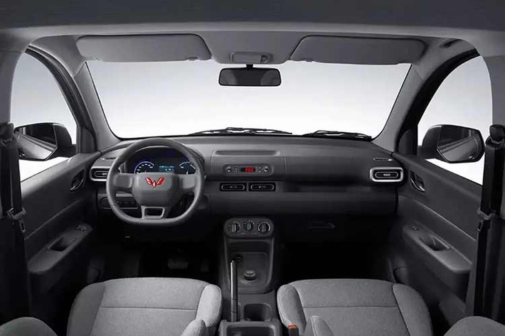 Trọng lượng không tải của xe là 1.275 kg. Như vậy, xe có chiều dài như Mitsubishi Xpander nhưng chiều dài cơ sở lại ngang ngửa VinFast Limo Green. Ngoại thất Wuling Hongguang EV sở hữu thiết kế khá đơn giản với thiết kế đầu xe bo tròn và mặt ca-lăng đóng kín, phù hợp với xu hướng thiết kế của xe năng lượng mới. Logo thương hiệu được chuyển lên nắp ca-pô.