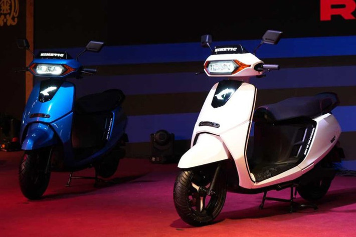 Kinetic DX sử dụng phanh đĩa trước kích thước 220 mm, bánh xe 12 inch, khoảng sáng gầm xe 165 mm, và chiều dài cơ sở 1.314 mm, phù hợp với các điều kiện đường sá phức tạp tại Ấn Độ. Ngoài ra, xe còn có nút Kinetic Assist giúp kết nối nhanh với đường dây hỗ trợ khi người dùng cần trợ giúp, cũng như các cảnh báo chống trộm để tăng cường an toàn.