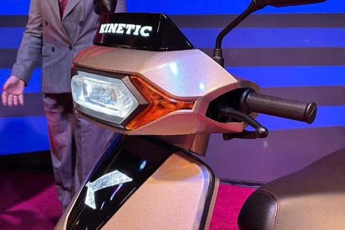 Gác chân sau có cơ chế gập kiểu EasyFlip, cốp xe rộng 37 lít có thể chứa một mũ bảo hiểm toàn đầu, một nửa đầu và một ít hàng hóa. Đặc biệt, sàn xe phẳng và cực rộng rãi để người sử dụng có thể để chân và chứa các đồ dùng vật dụng thoải mái.