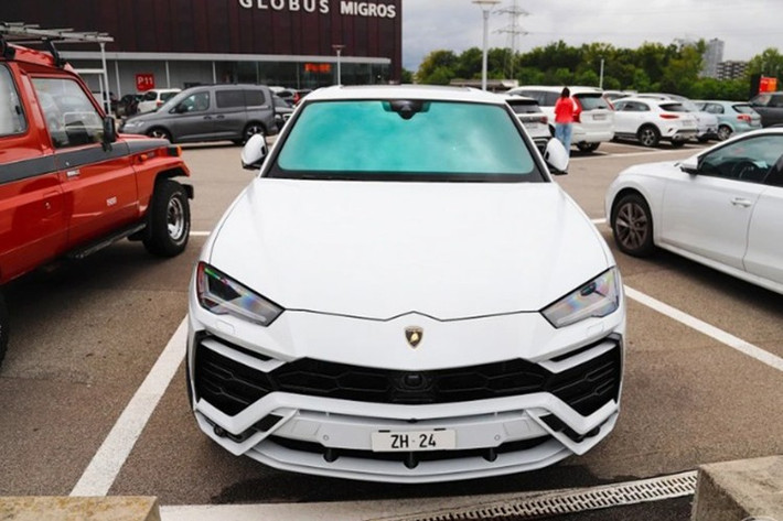 Chiếc Lamborghini Urus được gắn biển “ZH 24” là một trong hàng ngàn xe Urus đang lăn bánh tại Thụy Sĩ. Tuy nhiên, so với giá trị của biển số, bản thân chiếc xe lại có mức giá thấp hơn đáng kể.