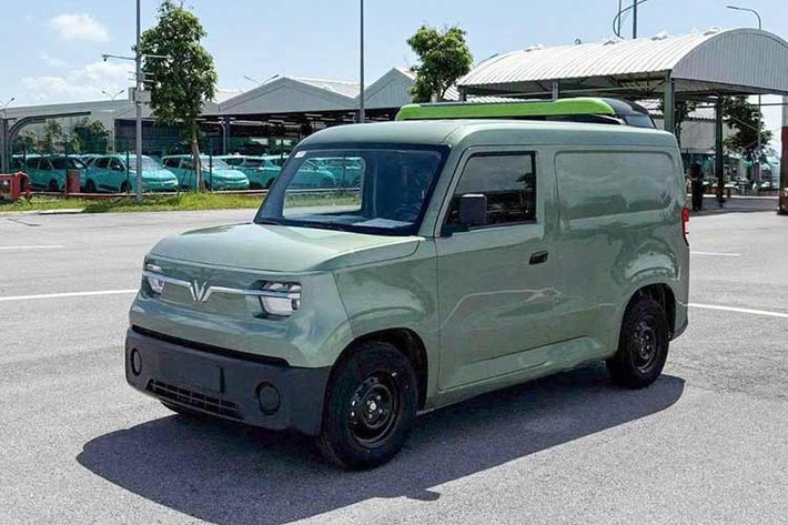 Về ngoại hình, phía trước xe sử dụng đèn halogen và không có đèn sương mù, nhưng được bố trí sẵn vị trí chờ để lắp thêm. Gương chiếu hậu chỉnh cơ. Đèn hậu dạng ba tầng đặt dọc, tiếp tục dùng bóng halogen. Xe sử dụng mâm sắt 14 inch đi kèm lốp kích thước 175/80R14.