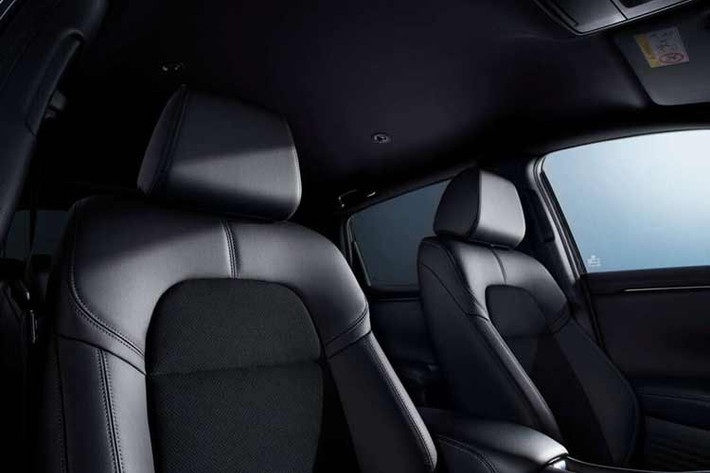 Để chiều lòng những khách hàng khắt khe về âm thanh, Honda đã trang bị hệ thống 12 loa Bose cao cấp. Sự tiện nghi còn được nâng tầm qua hệ thống ghế bọc da có tính năng sưởi và chỉnh điện, điều hòa khí hậu hai vùng độc lập cùng hệ thống camera toàn cảnh hỗ trợ lái xe an toàn.