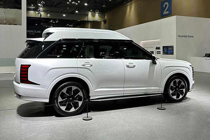 Trong khi phần đầu xe vẫn giữ lại những đường nét đặc trưng của thế hệ Palisade tiếp theo, phần đuôi xe lại được thiết kế vuông vức và dựng đứng hơn. Kiểu dáng này gợi nhớ đến sự thực dụng của dòng MPV, kết hợp cùng diện tích kính cửa sổ sau được mở rộng tối đa nhằm tăng cường tầm nhìn và cảm giác không gian mở cho hành khách.