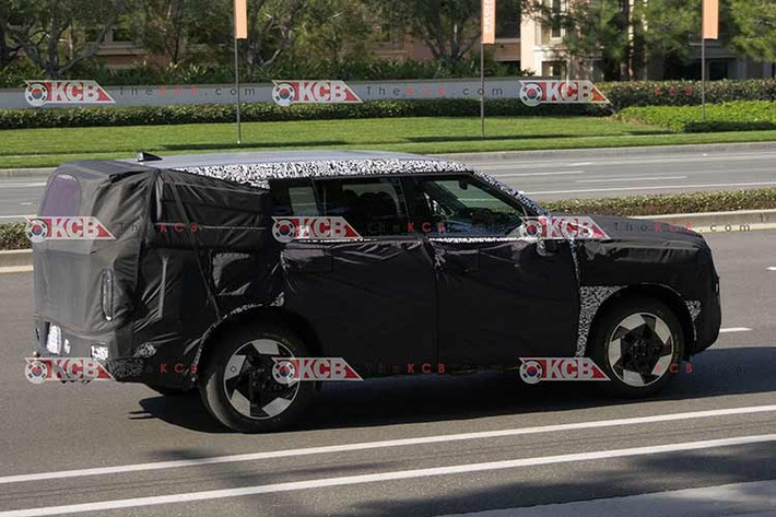 Theo những hình ảnh quan sát, không chỉ thay đổi về hình dáng mà các phím điều khiển trên vô-lăng được cho là lấy cảm hứng trực tiếp từ phong cách thiết kế của Tesla – tạo nên sự khác biệt đáng kể so với các mẫu xe Hyundai hiện tại.