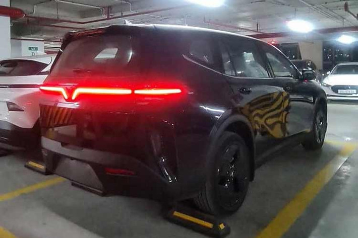 Theo đại lý, VF MPV 7 và Limo Green sẽ được phân phối song song nhằm mở rộng lựa chọn trong phân khúc MPV điện. Trong đó, VF MPV 7 được định hướng rõ ràng cho nhu cầu sử dụng cá nhân, gia đình, thay vì dịch vụ. Một số tư vấn bán hàng cho biết mẫu xe này nhiều khả năng sẽ đăng ký biển trắng, không phải biển vàng, qua đó củng cố sự khác biệt về mục đích sử dụng so với Limo Green.