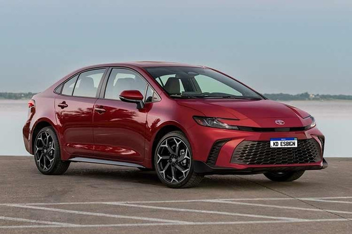 Thiết kế phần đầu xe không chỉ giúp Toyota Corolla 2027 mang hơi hướng tương lai mà còn giúp cải thiện tính khí động học cho xe. Thân xe trở nên thể thao hơn nhờ bộ mâm hợp kim hai tông màu kiểu nan chữ Y.