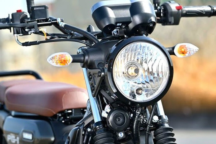 Tay lái của Yamaha PG-1 2025 mới cũng được làm mới với thiết kế rộng và cao hơn so với trước, yên trước - sau tách biệt giữa người lái và hành khách, cùng khoảng sáng gầm xe 190mm.