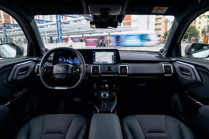 Urban Cruiser chạy hoàn toàn bằng điện sẽ là một lựa chọn thay thế cho Yaris Cross Hybrid để mang đến cho khách hàng dòng SUV cỡ B sự lựa chọn về hệ thống truyền động không phát thải hoặc phát thải thấp, với các tùy chọn đáp ứng tốt nhất nhu cầu di chuyển của họ đồng thời giúp đạt được những giảm thiểu đáng kể lượng khí thải CO2 hướng tới mục tiêu trung hòa carbon cuối cùng.