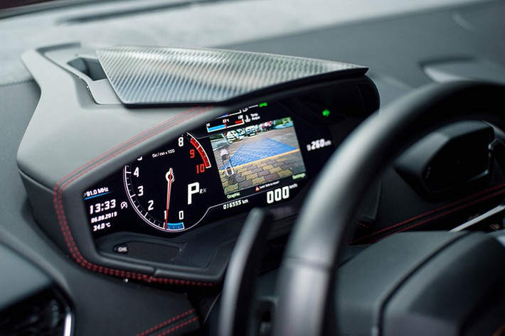 Nội thất của Huracan LP580-2 sử dụng hệ thống thông tin giải trí Lamborghini Infotainment System II, màn hình trung tâm TFT 12,3 inch. Xe có nội thất được bọc da alcantara màu đen đi kèm các chi tiết được khâu chỉ đỏ. Hơn nữa, chiếc xe này còn được trang bị gói ốp carbon Forged Composite độc quyền của Lamborghini và nắp động cơ bằng kính.