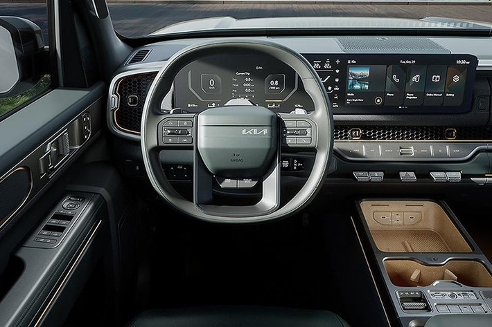 Ngoài ra, mẫu xe bán tải hạng trung này còn sở hữu tải trọng hơn 1.000 kg và khả năng kéo 3,5 tấn. Xe có thể lội nước sâu 800 mm ở tốc độ lên đến 7 km/h nhờ cửa hút gió đặt bên trong cản trước. Bên cạnh đó, hãng Kia còn áp dụng một số giải pháp ngăn lọt nước như dùng những mối nối chống thấm cho nội thất nhằm tăng tính bền bỉ khi vượt địa hình khó.