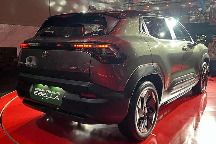 Theo Toyota, hãng sẽ cung cấp chế độ bảo hành 8 năm và tuyên bố có hơn 500 trung tâm dịch vụ dành cho xe điện trên khắp Ấn Độ. Họ đang hợp tác với các công ty năng lượng Jio-BP và ChargeZone về các trạm sạc.