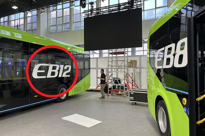 VinFast cho biết EB 12 được sản xuất tại Việt Nam và đã bắt đầu nhận đơn đặt hàng. Những lô xe đầu tiên dự kiến sẽ được bàn giao cho khách hàng châu Âu vào năm 2026.