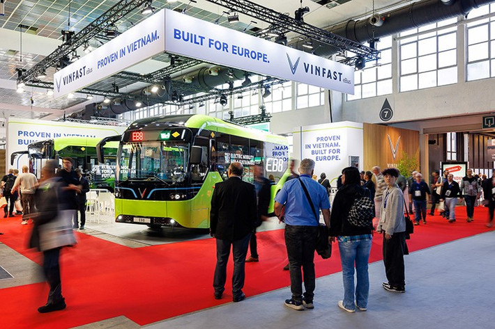Lần đầu góp mặt tại Triển lãm Busworld Europe 2025 diễn ra ở Brussels (Bỉ), VinFast mang tới hai mẫu xe buýt điện để giới thiệu với khách hàng châu Âu. Trong đó, mẫu EB 8 vốn đã quen thuộc với người dùng Việt Nam, còn EB 12 là sản phẩm hoàn toàn mới, chưa từng được đưa vào vận hành tại Việt Nam.
