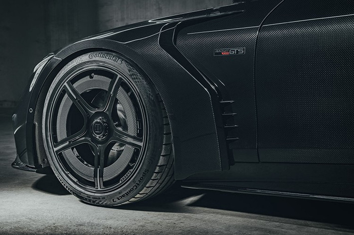 Xe Brabus Rocket GTS cũng có đường mái phẳng, và nếu bạn nghĩ rằng những chi tiết bổ sung này chỉ để trưng bày thì rõ ràng bạn chẳng biết gì về chiếc xe độ này, vì họ nói rằng nó giúp tăng lực ép xuống mặt đường ở tốc độ chóng mặt.