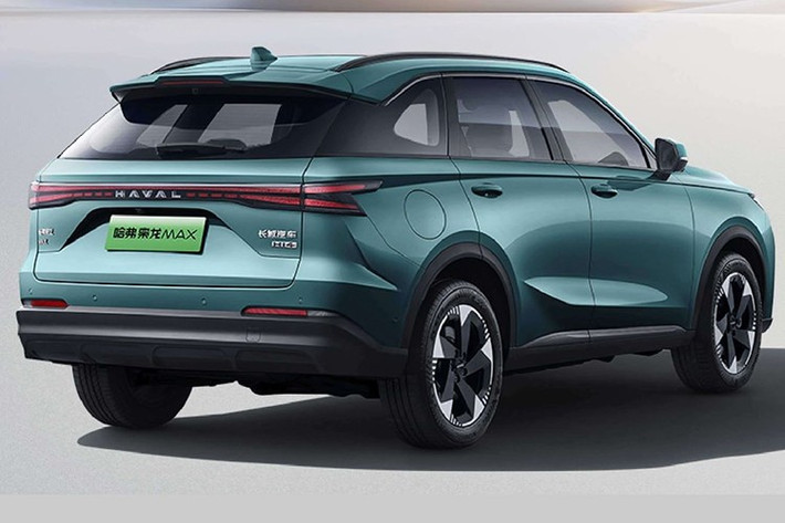 Hình dáng tổng thể vẫn giữ phong cách SUV đô thị hiện đại, với viền cửa sổ sơn đen, mâm xe dạng cánh hoa và ống xả ẩn tinh tế. Logo “HAVAL” phát sáng ở trung tâm cụm đèn LED trước và sau giúp chiếc xe tạo dấu ấn nhận diện mạnh mẽ khi di chuyển ban đêm.