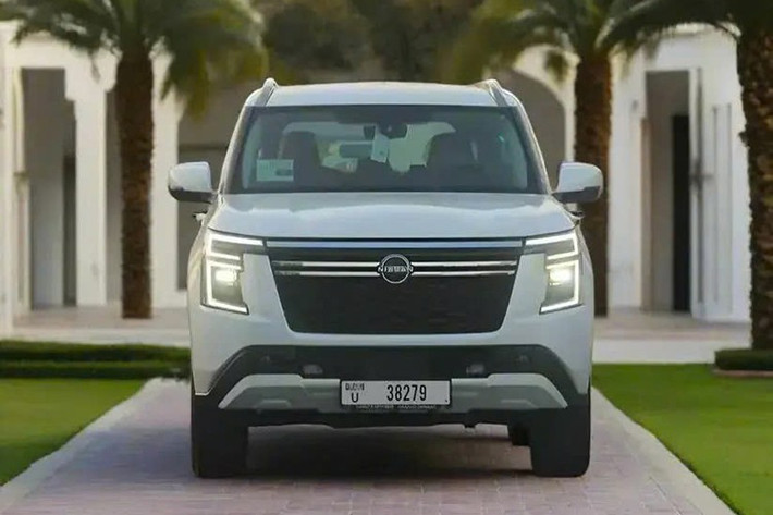 Trong thế giới của siêu xe và công nghệ, chiếc SUV khiêm tốn này vẫn lặng lẽ lăn bánh qua sa mạc, như một lời nhắc nhở rằng: điều làm nên biểu tượng không phải là giá trị vật chất, mà là câu chuyện và niềm tin mà nó mang theo.