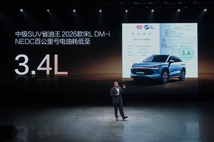 BYD Song L DM-i 2026 mới dù vẫn giũ nguyên thiết kế so với thế hệ hiện tại, nhưng vẫn mang đến một số thay đổi tinh tế giúp diện mạo hiện đại hơn. Lưới tản nhiệt cỡ lớn được hoàn thiện với họa tiết ngôi sao tinh xảo, cản trước và vòm bánh xe góc cạnh tạo cảm giác khỏe khoắn.