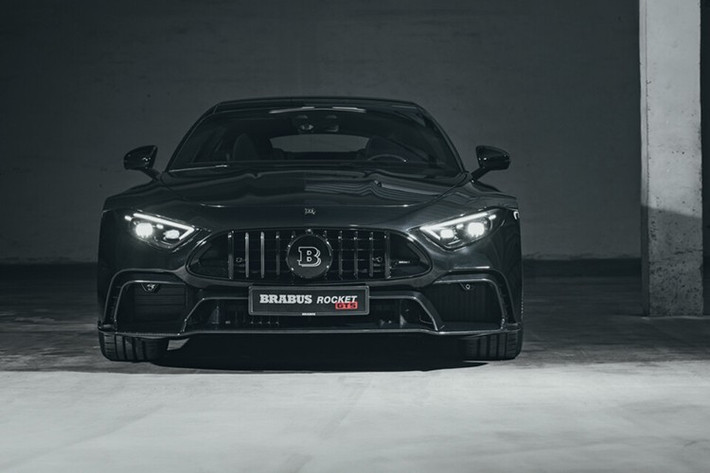 Chiếc xe Brabus Rocket GTS được ví như "tên lửa mặt đất" này mạnh gần 1.000 mã lực, và nó có giá bán tới 945.762,50 euro (tương đương hơn 1,1 triệu USD - khoảng hơn 28 tỷ đồng) tính theo tỷ giá hối đoái hiện tại.