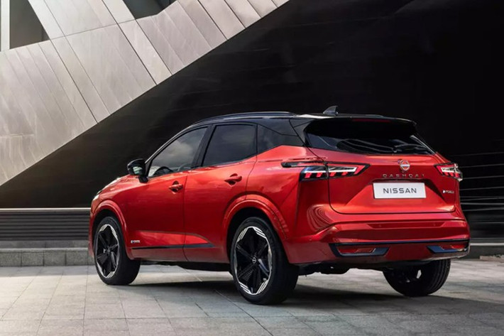 Dù có vẻ ngoài gần như giống hệt bản nâng cấp ra mắt năm ngoái, mẫu SUV hạng C này thực chất đã được làm mới hoàn toàn bên dưới nắp ca-pô. Hệ thống e-Power tự sạc hứa hẹn vận hành êm ái hơn, mạnh mẽ hơn, đồng thời đạt phạm vi di chuyển tới 1.200 km chỉ với một bình xăng theo tiêu chuẩn WLTP.