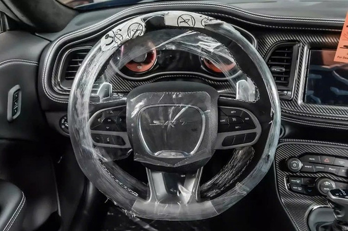 Chỉ 51 miles. Đó là số km trên đồng hồ công tơ mét của chiếc Dodge Challenger Black Ghost 2023 của anh ấy vào năm 2025. Rõ ràng là người đã mua nó 2 năm trước đã cất nó trong gara, tránh xa các yếu tố thời tiết, kiềm chế ham muốn lái xe ra đường đua để tận hưởng niềm vui.