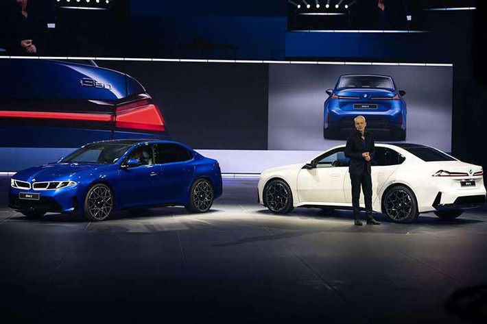 BMW i3 2026 đời mới được phát triển trên nền tảng thuần điện hoàn toàn, tích hợp kiến trúc điện 800V, cho phép tối ưu hiệu suất và tốc độ sạc. Dù sở hữu nhiều công nghệ hiện đại, mẫu xe vẫn duy trì kiểu dáng sedan truyền thống với thiết kế vuông vức, lấy cảm hứng từ các dòng BMW cổ điển.