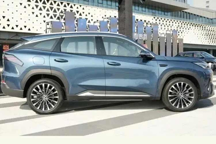 Theo công bố từ Geely, Galaxy M7 sử dụng hệ truyền động PHEV gồm máy xăng 4 xi-lanh, dung tích 1.5L, kết hợp với pin lithium-sắt-photphat có dung lượng 29,8 kWh và mô-tơ điện mạnh 110 mã lực. Xe sử dụng bộ pin Aegis Golden Brick tích hợp hệ thống quản lý nhiệt hiệu suất cao cùng khả năng sạc nhanh.