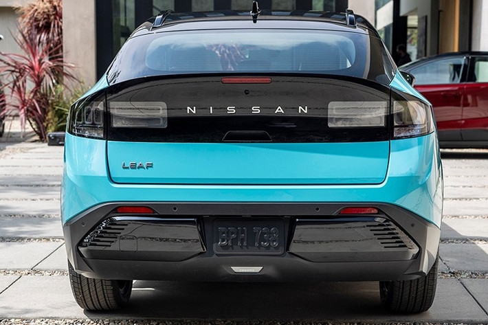 Những đối thủ thực sự có thể đe dọa Nissan Leaf 2026 chỉ có Chevrolet Bolt sắp ra mắt của tập đoàn General Motors. Trong khi đó, khả năng Tesla tung ra mẫu xe điện giá 25.000 USD đã bị CEO Elon Musk “treo” từ năm 2018. Trên thực tế, vào năm 2024, chính ông Musk cũng thừa nhận: “Một mẫu xe giá 25.000 USD chẳng có ý nghĩa gì, thật ngớ ngẩn”.