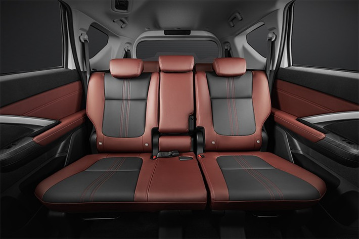 Đáng chú ý, hệ thống kiểm soát vào cua chủ động AYC vốn chỉ có trên Xpander Cross nay được trang bị cho Xpander, kết hợp cùng các công nghệ quen thuộc như cân bằng điện tử ASC, chống bó cứng phanh ABS, phân bổ lực phanh điện tử EBD, hỗ trợ lực phanh khẩn cấp BA, khởi hành ngang dốc HSA và kiểm soát lực kéo TCL... giúp xe vận hành ổn định và an toàn hơn, đặc biệt trong điều kiện đường trơn trượt hay khi di chuyển trên địa hình phức tạp.