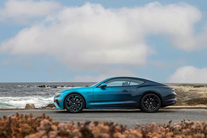 Mỗi màu sơn phản ứng khác nhau khi phun, vì vậy kỹ năng nằm ở cách các kỹ thuật viên ứng phó trong quá trình sơn. Điều này khiến mỗi chiếc xe trở nên độc nhất nhưng vẫn hoàn hảo.