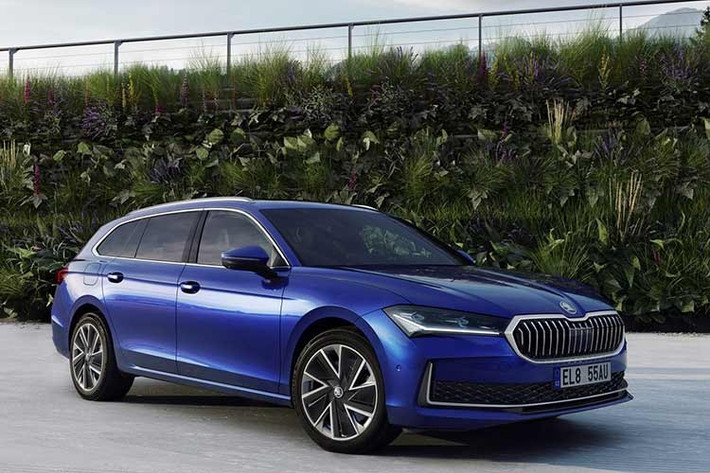 Hệ thống sạc của Skoda Superb PHEV 2026 cho công suất lên đến 11 kW từ ổ cắm AC, và cũng có khả năng sạc nhanh DC lên đến 50 kW, giúp sạc từ 10 đến 80% trong 25 phút.