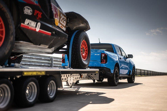 Các chi tiết đáng chú ý khác như ốp hông mở rộng, cánh gió đuôi vịt, bộ khuếch tán khí động và mâm hợp kim 21 inch. Ford cũng giới thiệu màu sơn mới Turini Purple độc quyền cho dòng xe này.