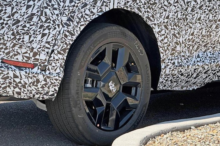 Ngoài ra, Kia được cho là đang phát triển một phiên bản mở rộng tầm hoạt động (EREV), trong đó động cơ xăng chỉ dùng để sạc pin, trong khi mô-tơ điện đảm nhiệm toàn bộ lực kéo.