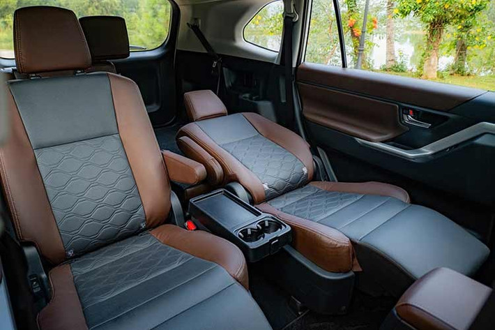 Bên cạnh động cơ tiết kiệm xăng, Toyota Innova Cross Hybrid còn sở hữu trang bị phong phú với hệ thống đèn LED, đèn LED định vị ban ngày, gương chiếu hậu gập điện tự động/chỉnh điện/tích hợp đèn báo rẽ, mâm 18 inch, cửa cốp chỉnh điện, ghế bọc da, ghế lái chỉnh điện 8 hướng, ghế phụ lái chỉnh 4 hướng...