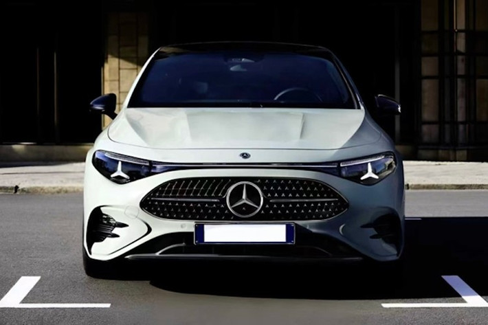 Mercedes-Benz cho biết CLA 220, nặng khoảng 1.630 kg, tăng tốc từ 0-100km/h trong 7,2 giây và có tốc độ tối đa giới hạn điện tử là 210km/h. Các biện pháp giảm tiếng ồn bao gồm vách ngăn hai lớp và việc mở rộng vật liệu cách âm đến cột A và sàn xe.