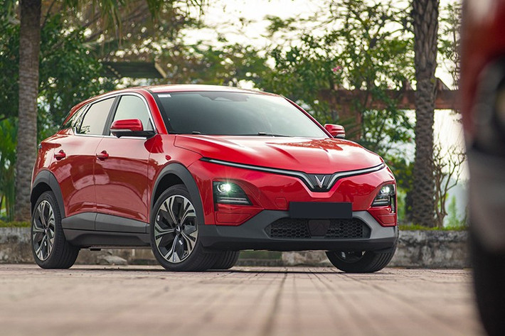 CUV cỡ B: VinFast VF6 ﻿Trong phân khúc CUV cỡ B đầy sôi động, VinFast VF6 ghi nhận sức tăng trưởng mạnh mẽ với 19.750 xe. Con số này giúp mẫu xe điện vượt qua các đối thủ nặng ký như Mitsubishi Xforce (12.091 xe) và Toyota Corolla Cross (8.169 xe). Sự dịch chuyển xu hướng sang xe xanh cùng trang bị công nghệ vượt trội là nền tảng vững chắc để VF6 duy trì vị trí quán quân doanh số trong tháng kinh doanh cuối cùng của năm 2025.