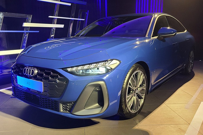 Theo nhà phân phối Audi, mẫu xe sedan hạng sang A5 2026 này sẽ được trưng bày tại thị trường Việt Nam theo diện tạm nhập tái xuất. Dự kiến, A5 thế hệ mới sẽ có mặt tại các đại lý Audi Việt Nam từ tháng 9/2025. Hãng đã bắt đầu nhận đặt hàng dành cho mẫu xe này ngay từ bây giờ.