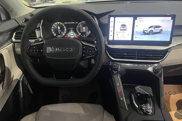 Dưới nắp capo là khối động cơ xăng 4 xi-lanh tăng áp 1.5L, cho công suất 178 mã lực và mô-men xoắn 290 Nm, kết hợp với hộp số ly hợp kép ướt 7 cấp DCT. Xe hỗ trợ 4 chế độ lái gồm: Economy, Comfort, Sport và Intelligent, giúp người lái linh hoạt điều chỉnh theo từng điều kiện vận hành khác nhau.