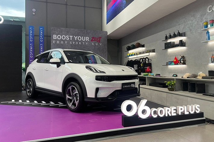 Dù thuộc phiên bản cắt giảm chi phí, Lynk &amp; Co 06 Core Plus vẫn được trang bị đầy đủ các tính năng an toàn cơ bản như: cân bằng điện tử thế hệ 9.3, hỗ trợ khởi hành ngang dốc, giới hạn tốc độ (LIM), cảm biến lùi và camera lùi góc rộng 90 độ. Tuy nhiên, để tối ưu giá thành, mẫu xe đã loại bỏ hệ thống hỗ trợ lái nâng cao (ADAS).