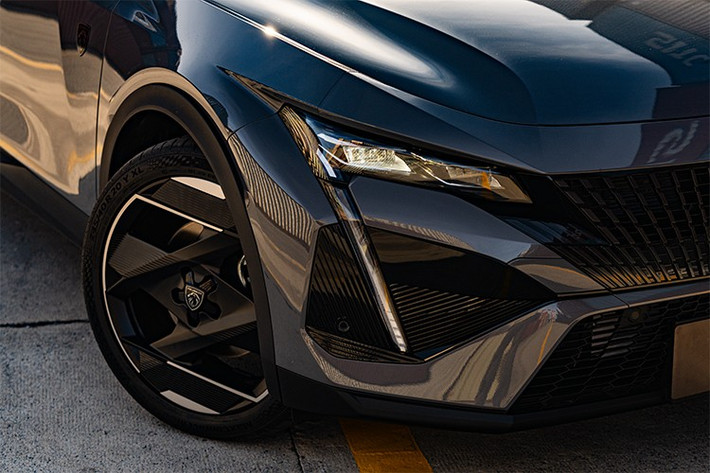 Hai phiên bản thấp hơn của Peugeot 408 Legend Edition tại Việt Nam sử dụng LED chóa. Phiên bản GT trang bị bộ mâm 20 inch trong khi hai bản thấp hơn sẽ sử dụng mâm 18 inch.