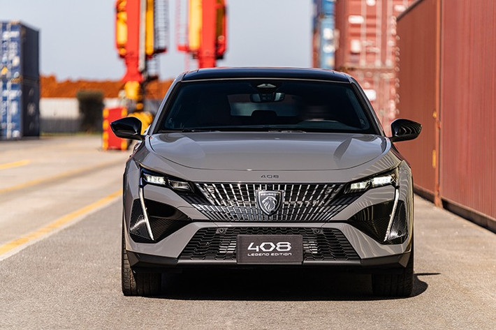 Mỗi chiếc xe đều có bảng đánh số gắn ở cửa cốp và có giấy chứng nhận chính hãng đi kèm khi mua xe. Khách hàng còn có thể lựa chọn số thứ tự theo sở thích. Peugeot 408 Legend Edition có thêm màu sơn xám Selenium Grey và bảng đánh số thứ tự ở đuôi xe. Ngoài ra, không khác biệt nhiều so với bản tiêu chuẩn.