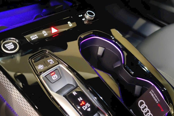 Xe trang bị ba màn hình chính: hệ thống giải trí MMI trung tâm 14,5 inch, bảng đồng hồ kỹ thuật số Audi virtual cockpit plus 11,9 inch và màn hình phụ 10,9 inch cho hành khách phía trước. Hệ thống điều hòa ba vùng, sạc điện thoại không dây và nhiều cổng USB được bố trí cho cả hai hàng ghế.