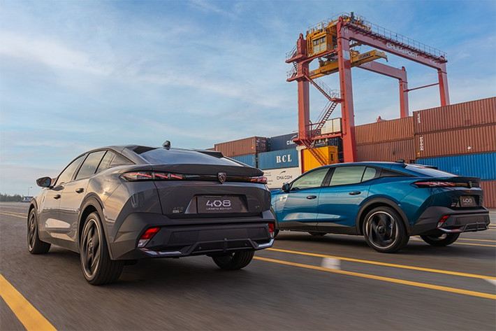 Mẫu xe này dùng động cơ 1.6L tăng áp cho công suất 218 mã lực và mô-men xoắn 300 Nm. Peugeot 408 chỉ dùng dẫn động cầu trước và hộp số tự động loại 8 cấp ở cả 3 phiên bản. Về công nghệ an toàn, Peugeot 408 bản thường tại Việt Nam có nhiều tính năng hiện như hỗ trợ người dùng.